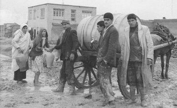 عکسی دیدنی از آب‌فروشی در تهران