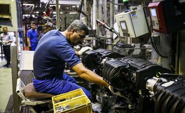 یک ادعای عجیب؛ ایران ارزانترین خودروهای جهان را تولید میکند!/ افزایش حقوق کارگران بیشتر از افزایش قیمت خودرو بود؟