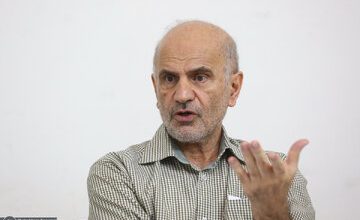 هشدار تند فرشاد مومنی به نهادهای فرادستی: به مسابقه دولت و مجلس برای کشاندن مملکت به ورطه نابودی پایان دهید/برنامه هفتم فقط رانت و پول پخش کردن است