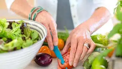 برای کاهش میزان نمک مصرفی روزانه خودتان آشپزی کنید