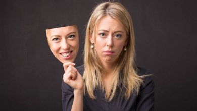 لبخند ساختگی ما را شادتر میکند؟