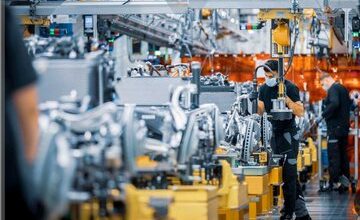 کاهش تولید در صنایع ایران از لوازم خانگی تا فرش و نوشت‌افزار/ وزارت صنعت چه می‌کند؟