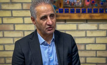 سیدحمید حسینی: بابت اینکه برخی حتی بنزین را امکانات می‌دانند به ما می‌خندند