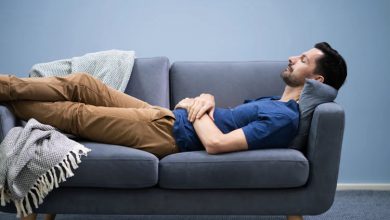 چرا نباید روی کاناپه بخوابید؟