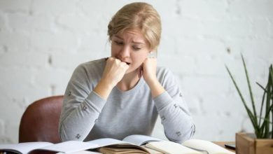 تیک عصبی چیست، چرا به وجود میآید و چگونه برطرف میشود؟