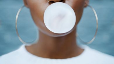 جویدن آدامس باعث آزاد شدن ریزپلاستیک در دهان می‌شود