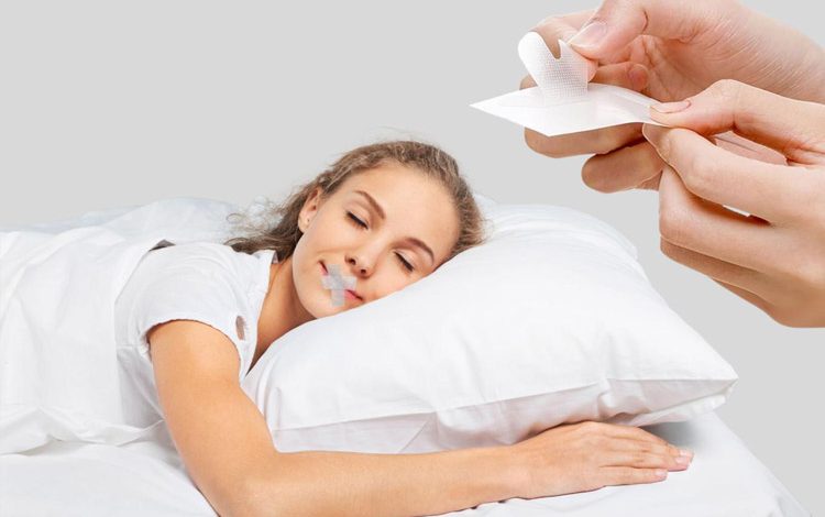 هشدار پزشکی درباره روند جدید تیکتاک؛ چسب زدن به لبها برای خواب بهتر خطرناک است