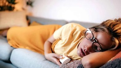 چگونه تلویزیون می‌تواند به خواب بهتر شما کمک کند؟ (برخلاف تصور عموم!)