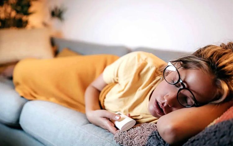 چگونه تلویزیون میتواند به خواب بهتر شما کمک کند؟ (برخلاف تصور عموم!)