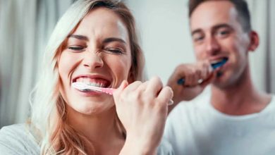 ۳ اشتباه رایج در مسواک زدن که به دندان‌های شما آسیب می‌زند