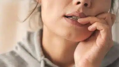 از عفونت تا مسمومیت؛ ۵ خطر پنهان جویدن ناخن