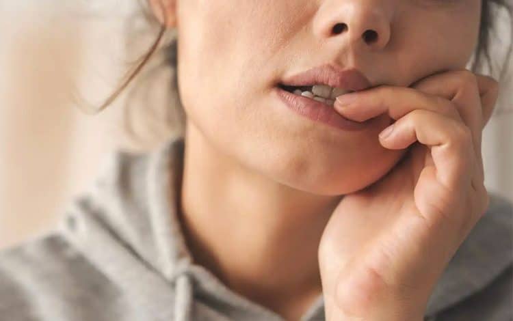 از عفونت تا مسمومیت؛ ۵ خطر پنهان جویدن ناخن