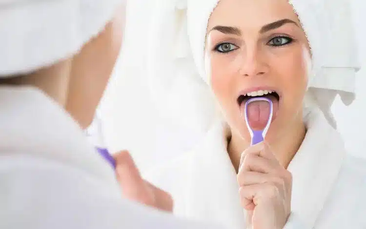 پاسخ به ۵ سوال متداول: زبان پاک کن بهتر است یا مسواک؟