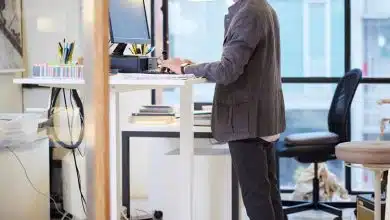 ایستادن طولانی پشت میزهای ایستاده برای سلامتی مضر است