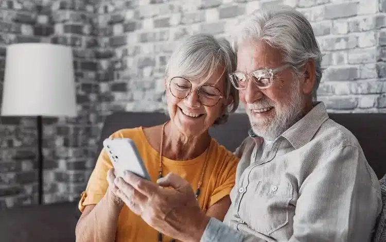 اندروید یا آیفون؛ کدام گوشی برای کاربران مسن بهتر است؟