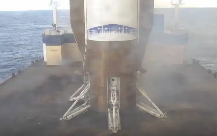 بلو اوریجین در دومین تلاش، موشک نیو گلن را با موفقیت فرود آورد