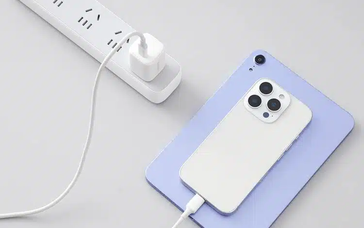 فناوری جدید اپل برای افزایش چشمگیر عمر باتری آیفون بدون بزرگتر شدن باتری