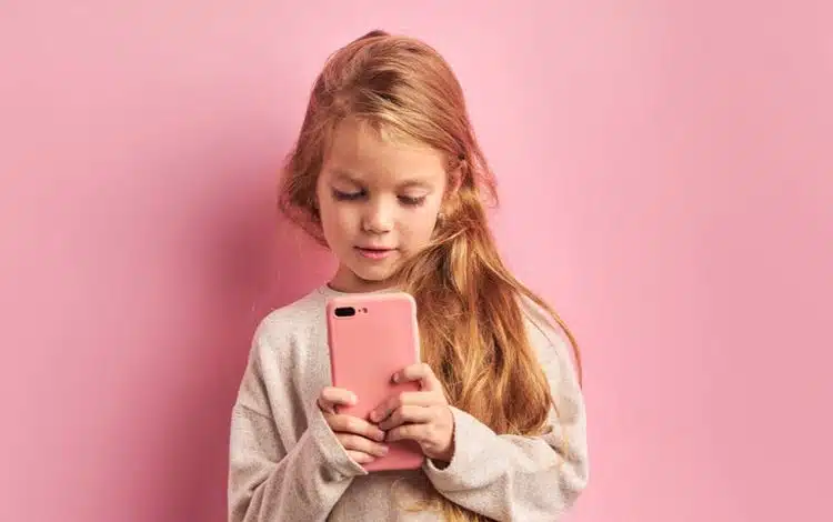 افسردگی، چاقی و اختلال خواب؛ پیامدهای پنهان استفاده زودهنگام از موبایل