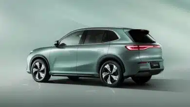 حرکت خودروهای برقی به صورت جانبی با چرخش ۹۰ درجه‌ای چرخ‌ها