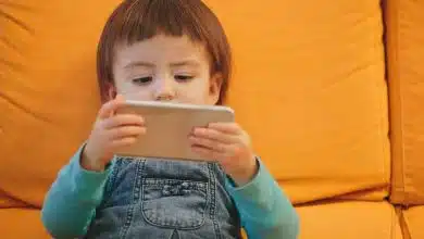 از خواب ناکافی تا افسردگی؛ پیامدهای نگران‌کننده گوشی هوشمند برای کودکان
