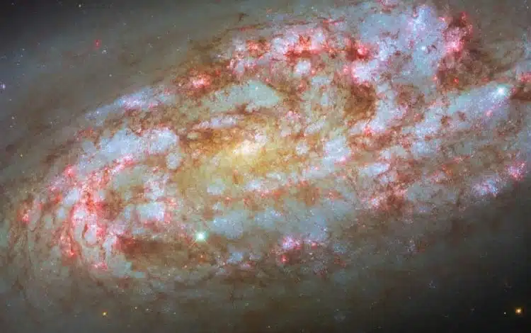 هابل از یک کهکشان مارپیچی توفانی و پرستاره رونمایی کرد