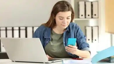 راز تمرکز و آرامش با یک حرکت ساده: گوشی را رو به پایین بگذارید