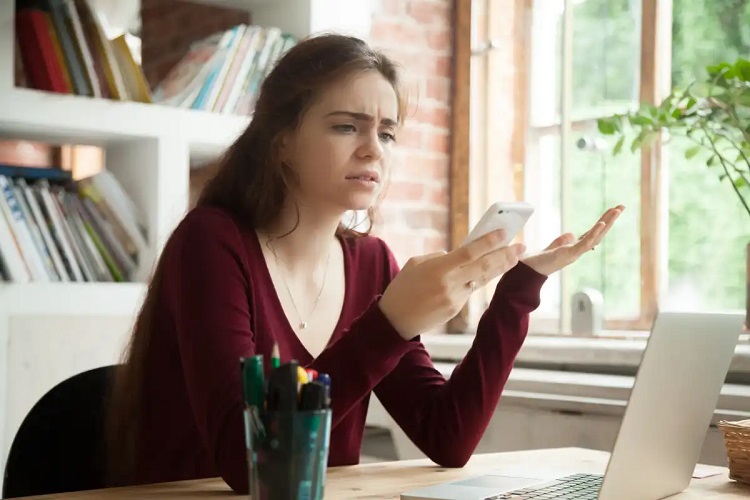 چگونه تماسهای کلاهبرداری با هوش مصنوعی را در چند ثانیه تشخیص دهیم؟
