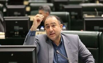 دولت باید افزایش حقوق کارمندان را با لایحه دنبال کند و شورای عالی کار را برای ترمیم دستمزد کارگران فرا بخواند/ توپ در زمین دولت است