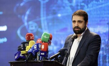 مردِ پشت درهای بسته محدودیت اینترنت