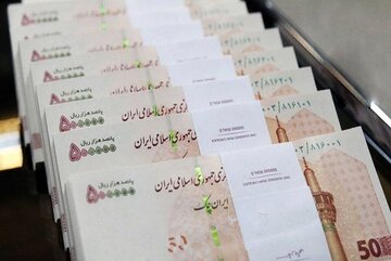 واکنش رییس سازمان برنامه و بودجه به خبر افزایش حقوق کارمندان/ موضوع حقوق در لایحه بودجه آذرماه مورد بررسی قرار میگیرد